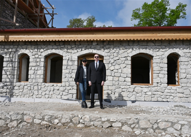 Президент Ильхам Алиев и первая леди Мехрибан Алиева ознакомились с реставрационными работами в доме-музее Узеира Гаджибейли в Шуше - ФОТО