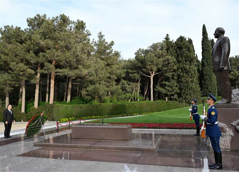 Садыр Жапаров посетил могилу великого лидера Гейдара Алиева на Аллее почетного захоронения - ФОТО