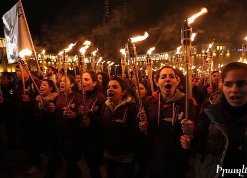 «Война с флагами». Армянские радикалы «пошли маршем» против мира