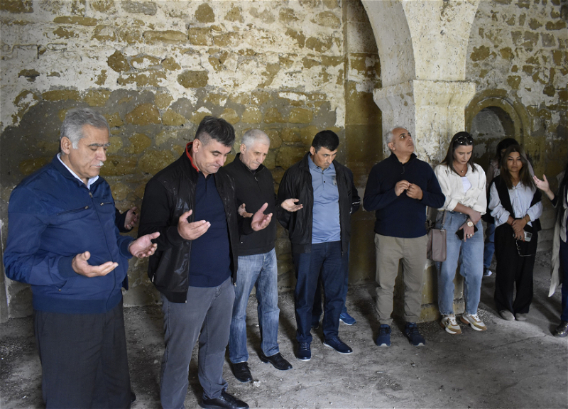 Представители религиозных конфессий посетили албанские храмы в Суговушане и Талыше - ФОТО