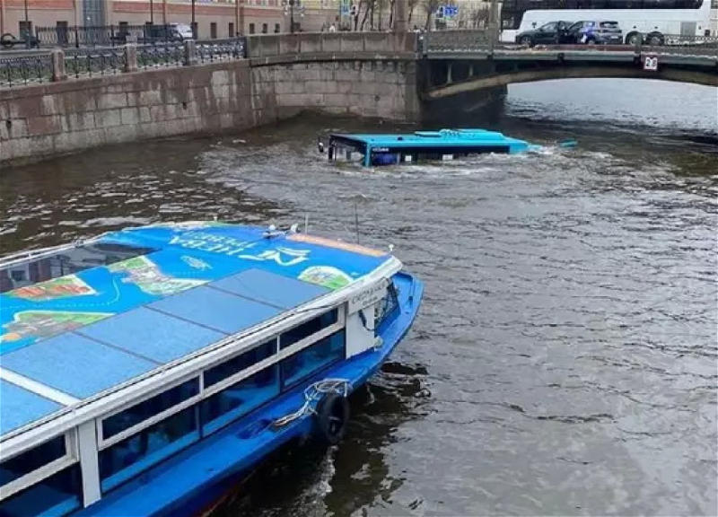В Петербурге автобус упал в реку, есть жертвы - ВИДЕО