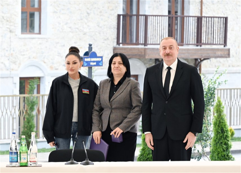 Ильхам Алиев вручил ключи от квартир первым жителям, переселившимся в Шушу - ФОТО