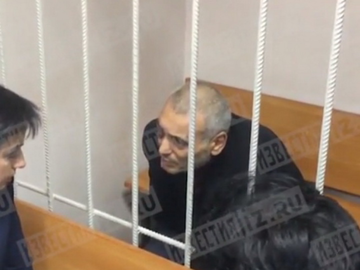 Видео доставки в суд отца таксиста-армянина, отравившего в Москве 100 человек - ВИДЕО