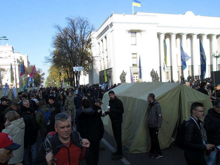 В Киеве участники протестной акции передали Порошенко свои требования