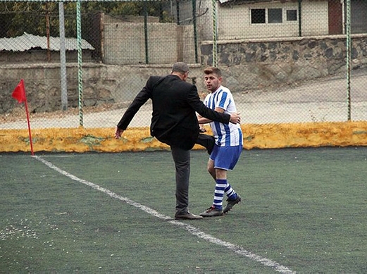Prezident meydana girərək futbolçunu döydü, hakim qırmızı verdi – FOTO