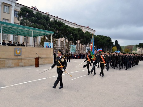 Müdafiə Nazirliyinin xüsusi təyinatlı təhsil müəssisələrinə döyüş bayraqları təqdim olunub - FOTO