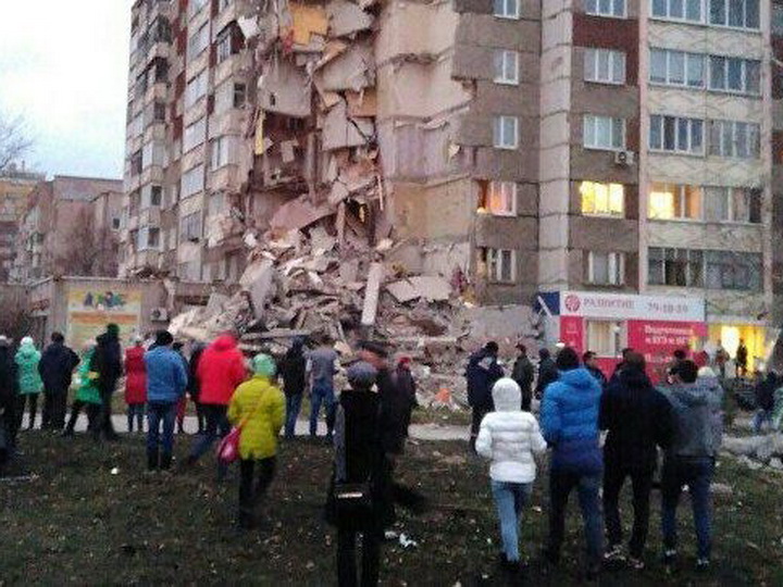 Rusiyanın İjevsk şəhərində yaşayış binası uçub, ölənlər var - FOTO - VİDEO