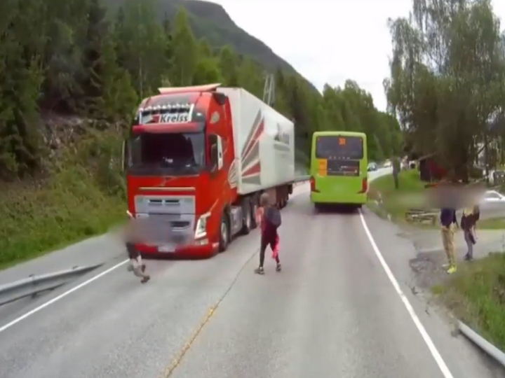 В Норвегии камера сняла, как грузовик едва не сбил мальчика - ВИДЕО