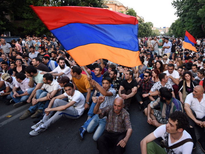Студенты в Армении продолжают бастовать против отмены отсрочки от службы в армии