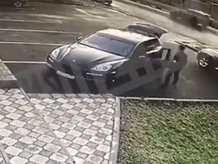 В Подмосковье водитель бросил Porsche с трупом азербайджанца и сбежал - ВИДЕО