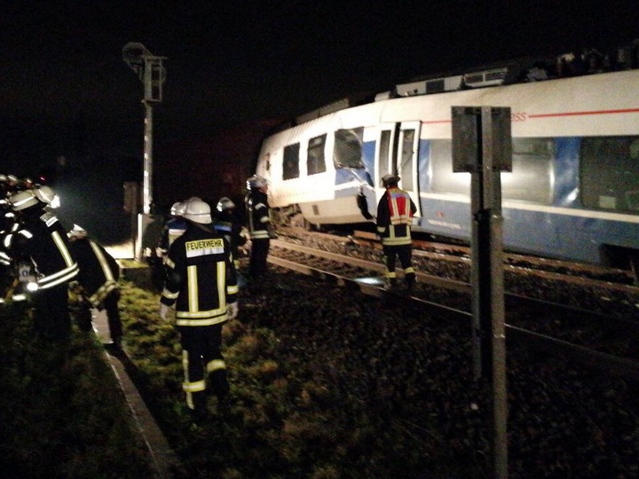 Под Дюссельдорфом столкнулись два поезда, минимум 50 человек пострадали - ФОТО