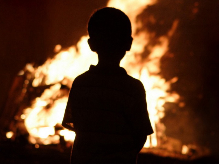 В России 9-летний мальчик вынес из горящего дома своих братьев и сестру