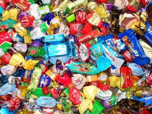 Армянские пинкертоны с лупой в руках ищут в Ереване азербайджанские конфеты