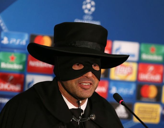 Baş məşqçi mətbuat konfransına “Zorro” geyimində çıxdı