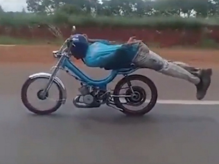 Езда бразильского мотоциклиста «в позе Супермена» взорвала сеть – ВИДЕО