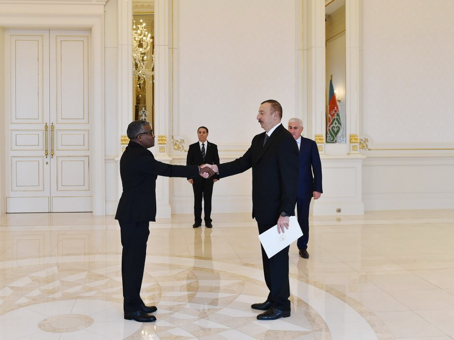 Ильхам Алиев принял верительные грамоты нового посла Судана в Азербайджане - ФОТО