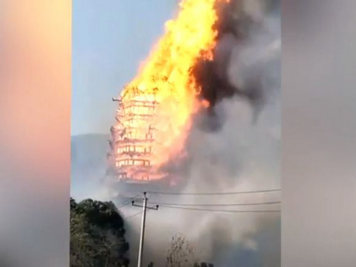 Пожар в самой высокой деревянной башне Азии попал на видео - ВИДЕО