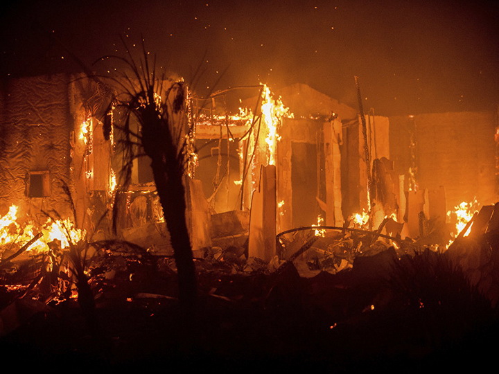 В Калифорнии возобновили эвакуацию из-за природных пожаров