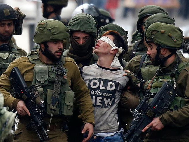 «Мальчик с завязанными глазами». Фотография палестинского подростка стала символом сопротивления палестинцев - ФОТО