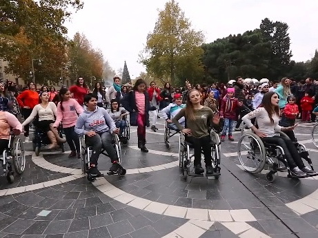 Люди с ограниченными возможностями здоровья приняли участие в танцевальном флешмобе в Баку – ВИДЕО
