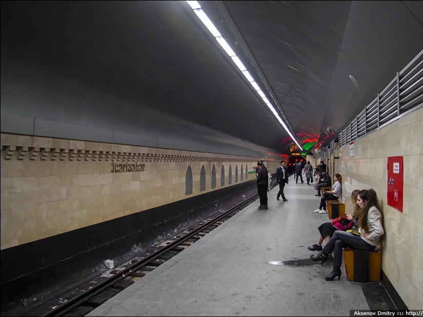 ЧП в бакинском метро: Юноша упал на рельсы во время движения поезда