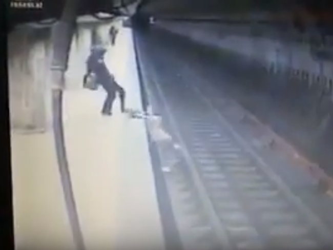 Убийца скинула девушку на рельсы метро и не дала вылезти на платформу – ВИДЕО