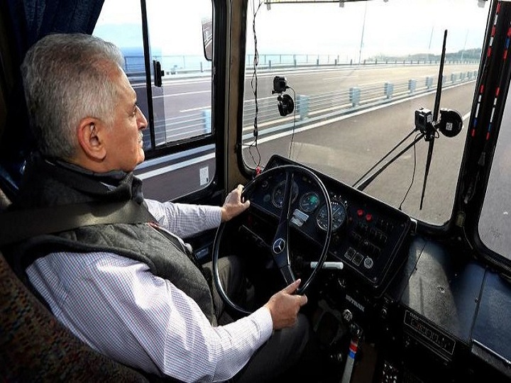 Премьер-министр, водящий автобус: Скучаю по былым временам – ФОТО - ВИДЕО