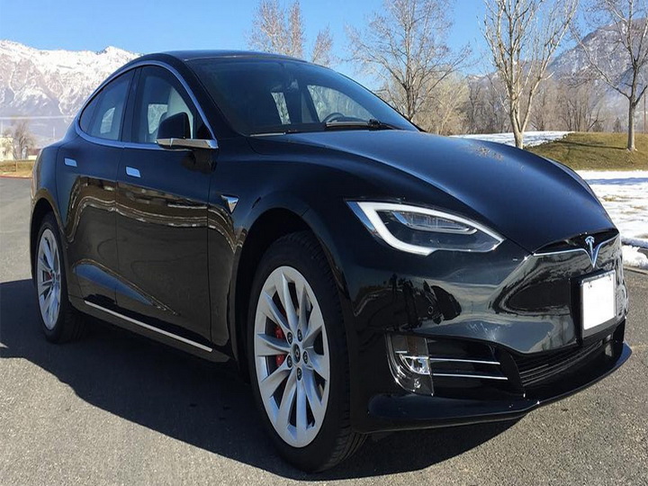 Tesla Model S превратили в быстрейший в мире бронированный автомобиль - ВИДЕО