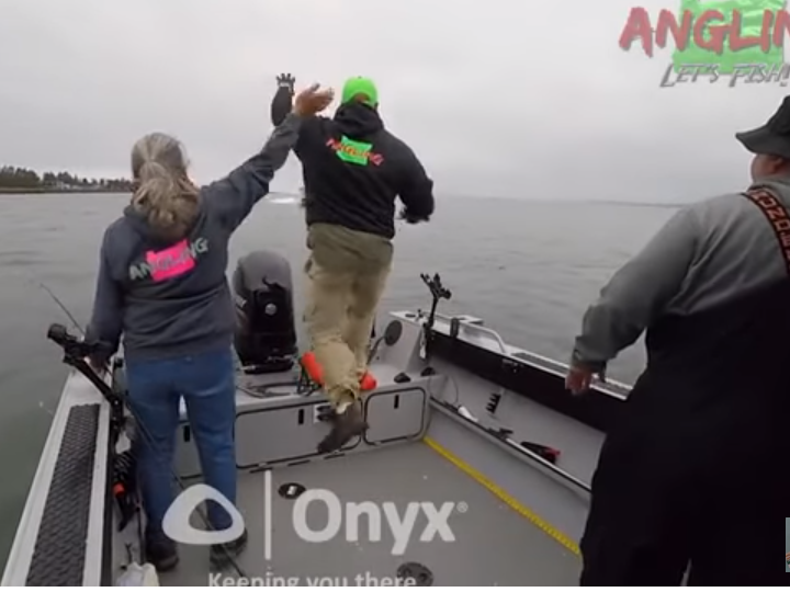 В США рыбаки спрыгнули в ледяную реку за секунду до столкновения с катером - ВИДЕО