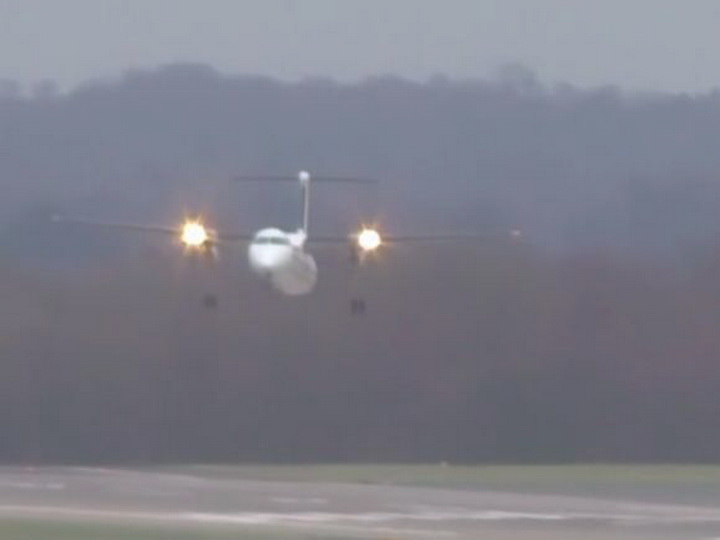 Появилось видео виртуозной посадки самолета в Дюссельдорфе во время урагана - ВИДЕО