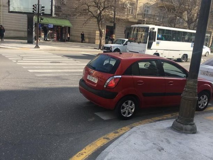 В Баку появилась женщина-водитель, полюбившая парковку на «зебре» – ФОТО