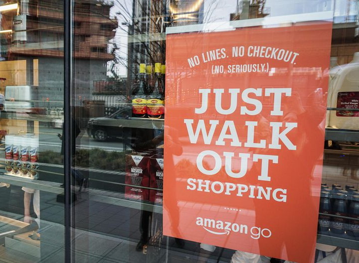 К умному «магазину без очередей» Amazon выстроилась громадная очередь - ФОТО