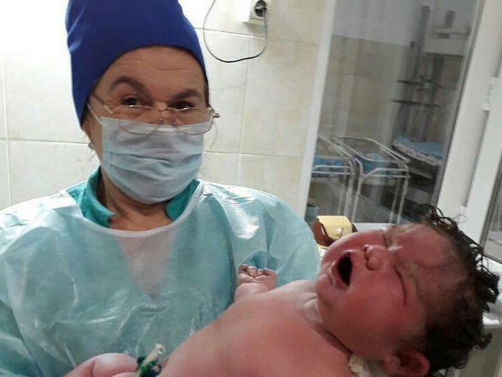 В Дагестане 42-летняя женщина родила девочку весом более шести килограммов – ФОТО