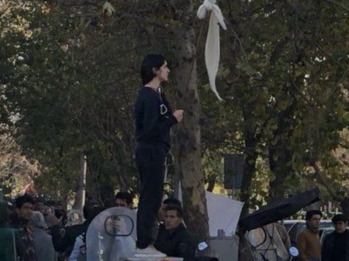 В Иране набирают обороты женские протесты против хиджаба – ФОТО – ВИДЕО