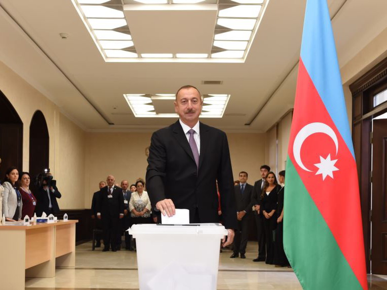 Президент Азербайджана подписал Распоряжение об объявлении внеочередных президентских выборов в стране