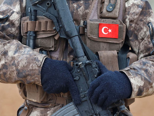 Двое турецких военных погибли из-за оползня на границе с Сирией
