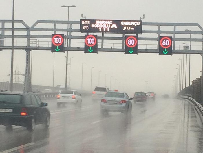 Из-за дождя на основных магистралях Баку снижен скоростной режим - ФОТО