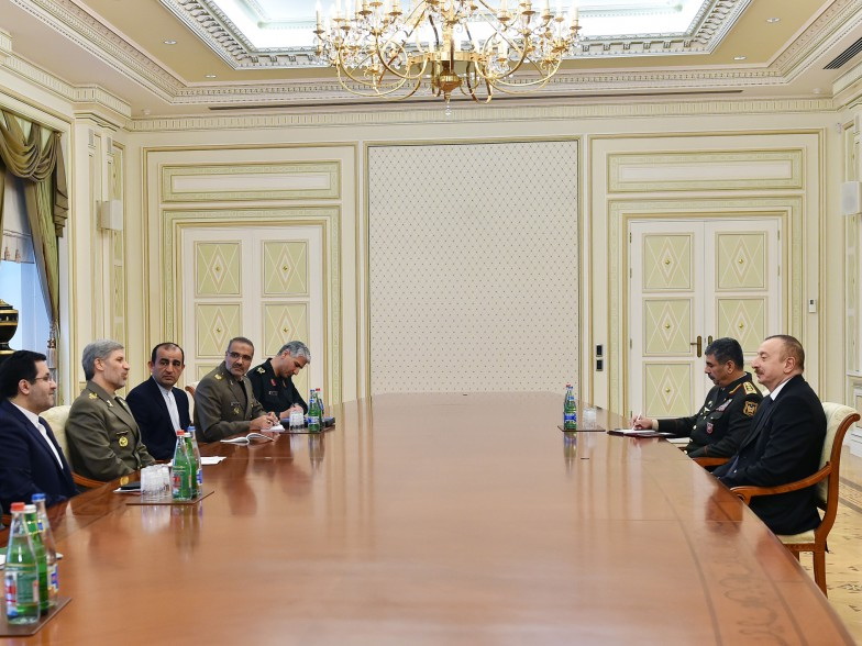 Президент Ильхам Алиев принял министра обороны и поддержки ВС Ирана