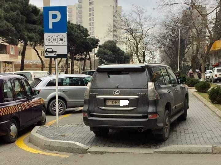 В Баку пандусы превратили в парковочные места - ФОТО