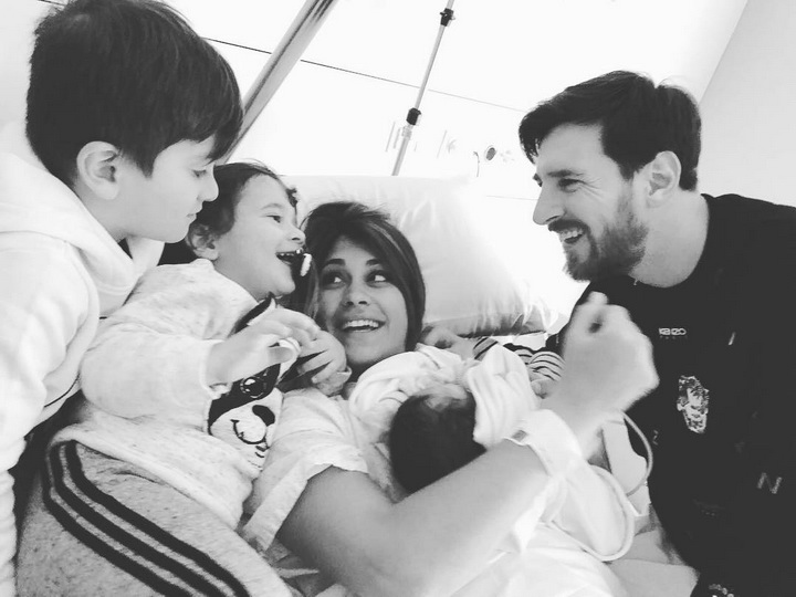 Жена Месси опубликовала фотографию новорожденного сына - ФОТО