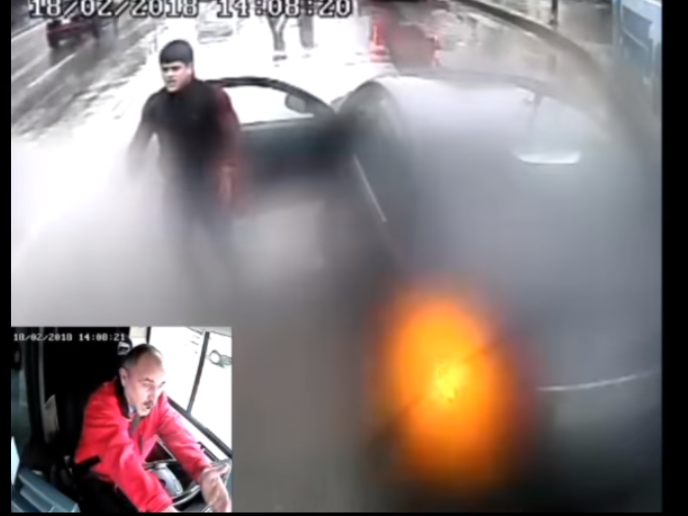 В Баку оштрафован молодой человек, «оккупировавший» остановку BakuBus и устроивший разборку с водителем автобуса