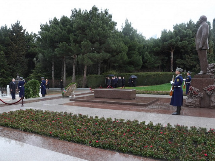 Георгий Квирикашвили посетил могилу Общенационального лидера - ФОТО