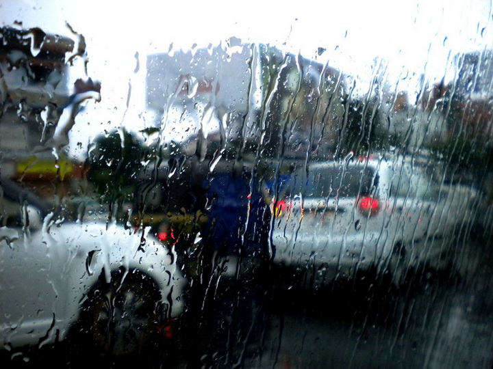Дорожная полиция: Из-за дождя на дорогах Баку сложилась сложная ситуация