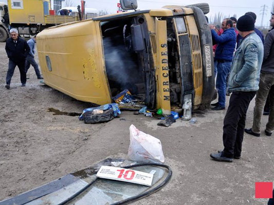   В Азербайджане перевернулся микроавтобус, есть пострадавшие - ФОТО