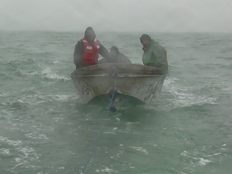 Азербайджанские пограничники во время шторма спасли на Каспии тонущих рыбаков – ФОТО