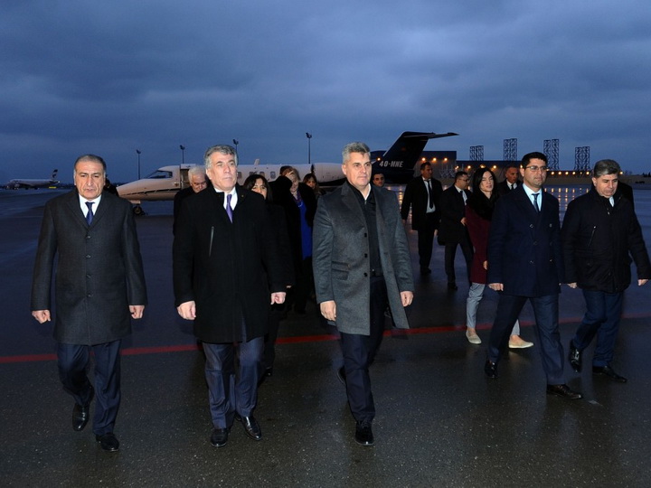 Председатель парламента Монтенегро прибыл с визитом в Азербайджан