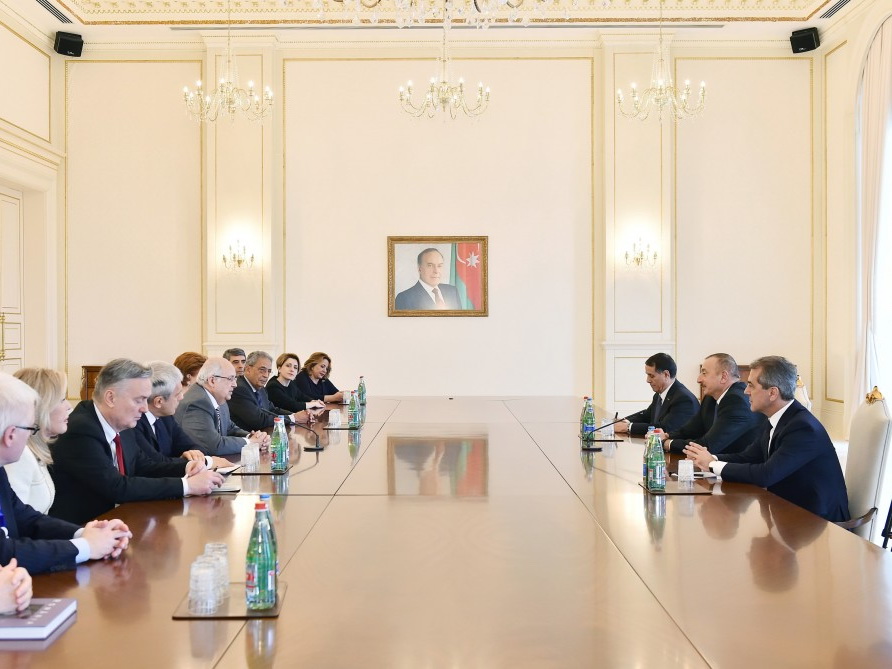 Ильхам Алиев принял сопредседателей и членов правления Международного центра Низами Гянджеви - ФОТО