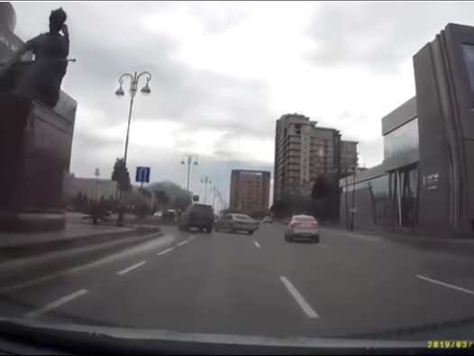 В Баку «подрезка» спровоцировала ДТП: Lexus перелетел через разделительную полосу и вылетел на «встречку» – ВИДЕО