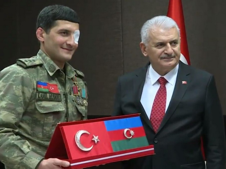 Премьер-министр Турции встретился с ветераном Карабахской войны – ВИДЕО