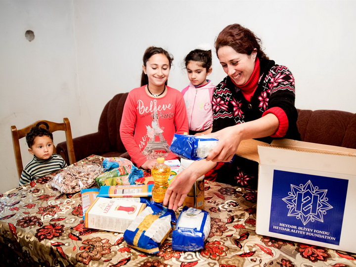 Фонд Гейдара Алиева в канун Новруза раздает подарки малообеспеченным семьям – ФОТО